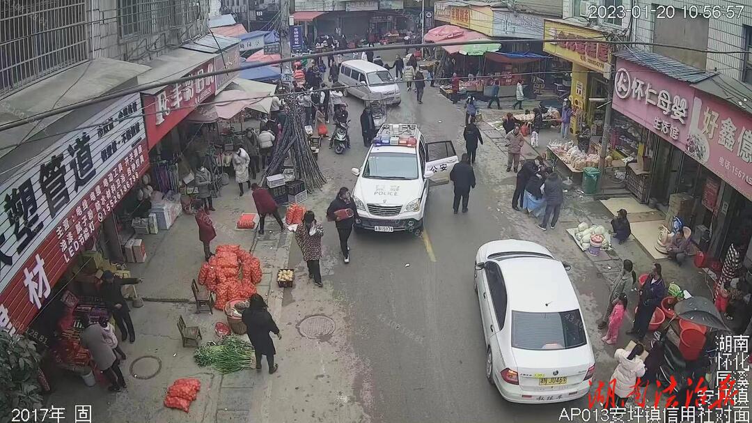 【万家团圆我在岗位】我们的爱，是30°的警车……