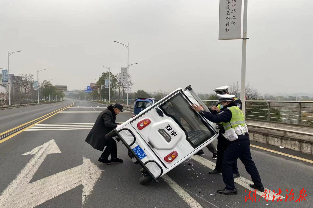 常德桃花源：老人駕車不慎側(cè)翻，交警及時(shí)救助除隱患