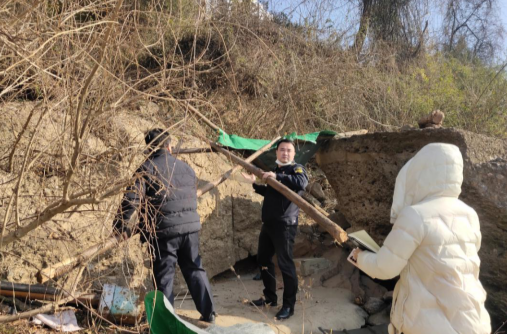 株洲市生態(tài)環(huán)境局天元分局會同環(huán)保志愿者巡視四水廠一級飲用水源保護區(qū)