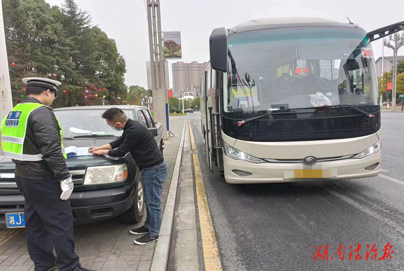 常德經(jīng)開區(qū)交警：持續(xù)開展客運車輛安全檢查 筑牢客運安全防線