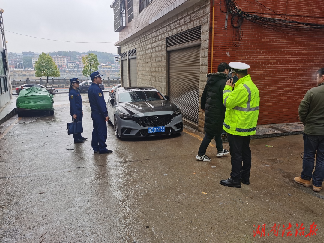 隆回縣消防救援大隊聯(lián)合交警大隊開展消防車通道專項整治工作