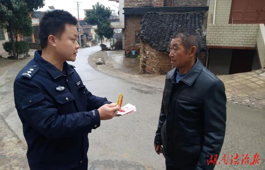 隆回:七旬老人惠农卡莫名被取款 派出所两小时助找回_邵阳头条网