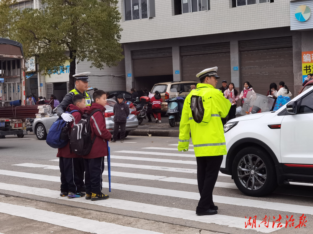 用關(guān)愛之名護(hù)航師生出行平安