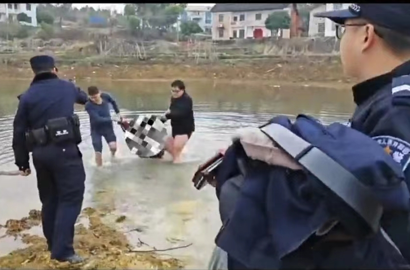 婁底市公安局婁星分局蛇形山派出所：塘水冰冷寒徹骨 警徽似火暖人心