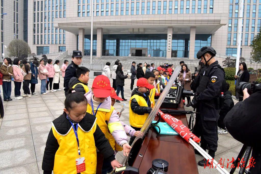 湘潭縣公安局舉行“警營開放日”法治宣傳活動