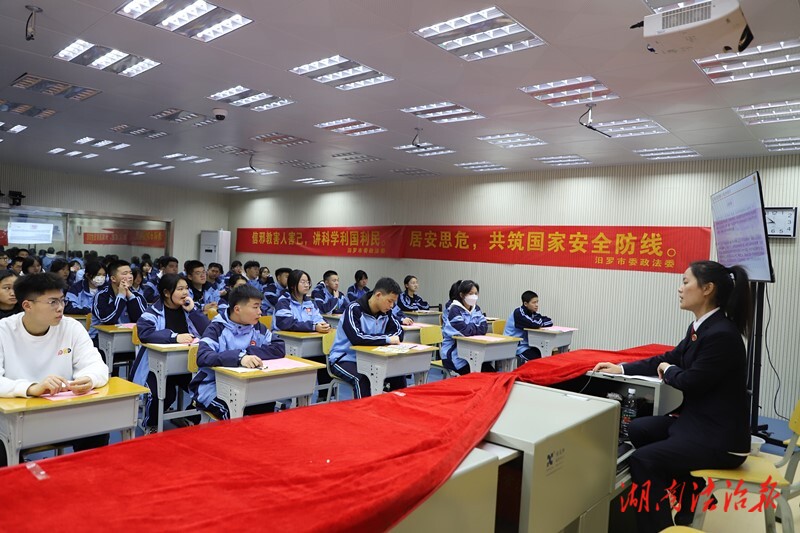 檢察送法進(jìn)校園 雷鋒精神代代傳 ——汩羅市檢察院走進(jìn)第三中學(xué)開(kāi)展普法宣傳活動(dòng)