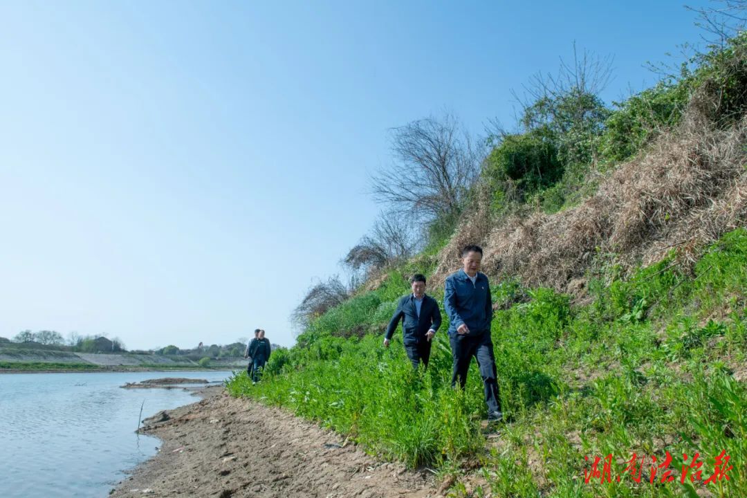 湘潭市人民政府副市長(zhǎng)、公安局長(zhǎng)吳勁松赴涓水巡河并組織召開聯(lián)席會(huì)議