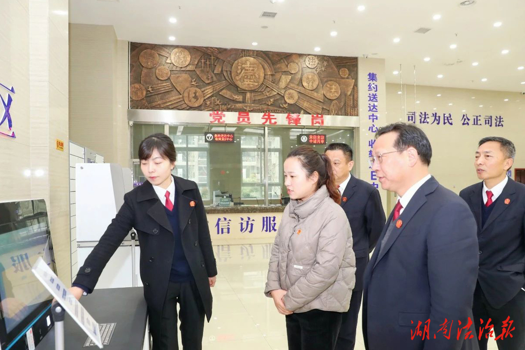 全国人大代表宁芬芳走进张家界中院