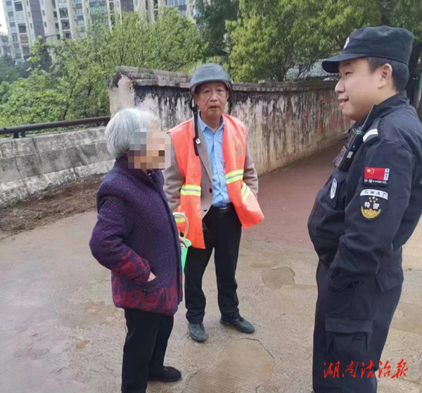 新田：阿婆易地搬迁后迷路 巡警暖心护送