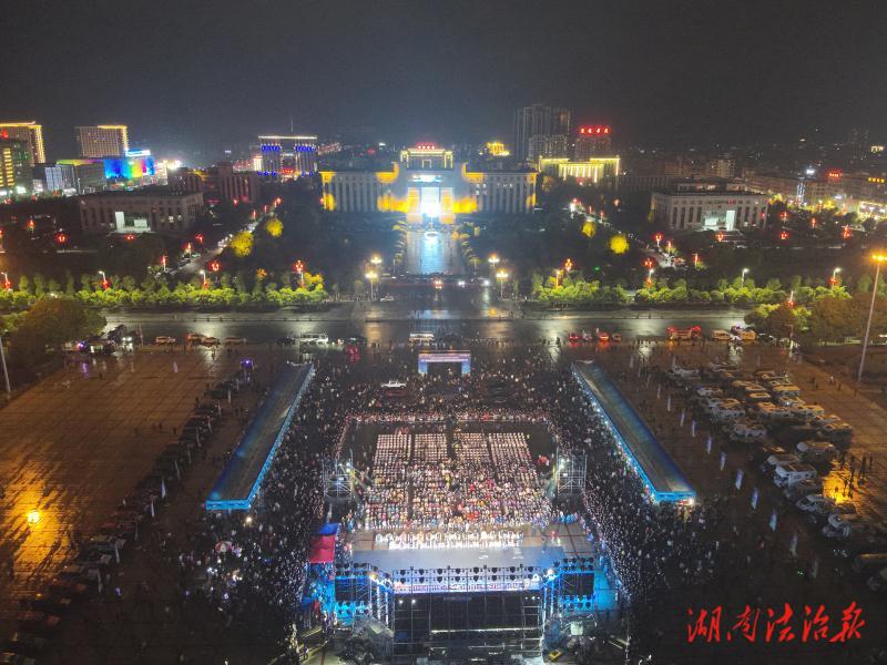 雨夜晚会中的最美“警察蓝”——祁阳警方圆满完成第二届全国自驾俱乐部大会开幕式安全保卫工作