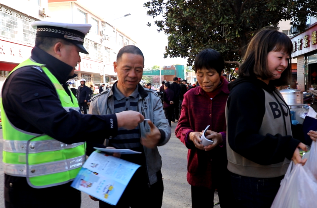 常德經(jīng)開區(qū)：交警為交通安全忙“趕集”