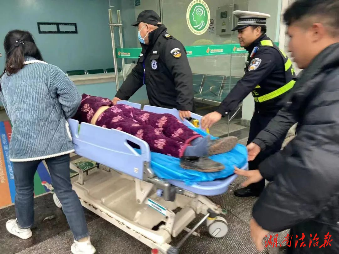争分夺秒!蒸湘公安交警紧急护送危重病人