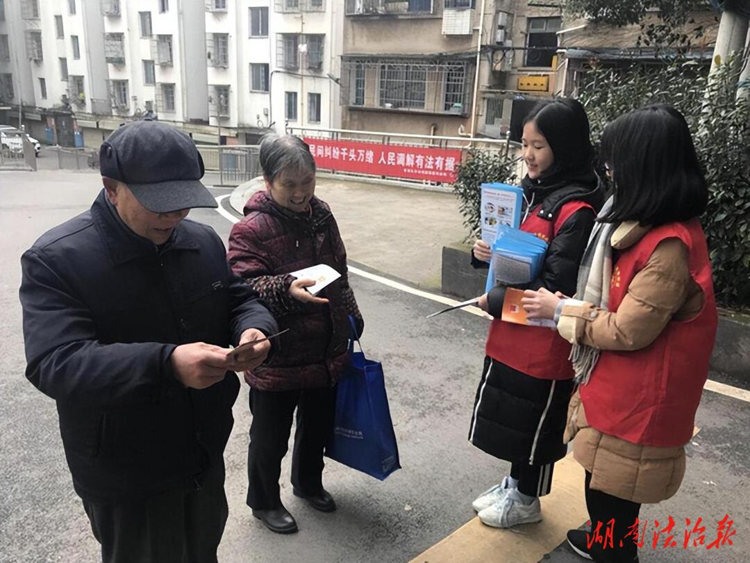 岳塘：建設(shè)路街道春暖三月學(xué)雷鋒 禁毒宣傳在行動