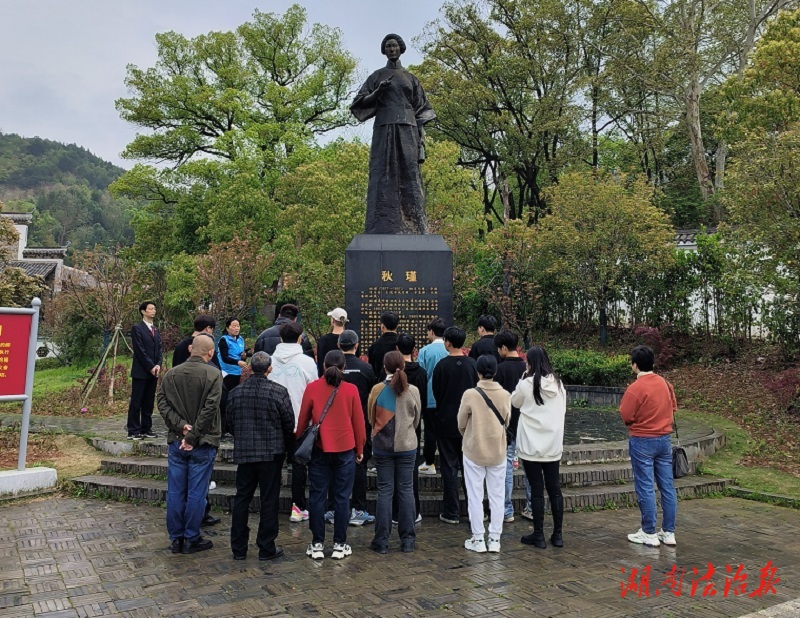 “緬懷先烈，立德立志”石峰區(qū)檢察院開(kāi)展涉案未成年人幫教活動(dòng)