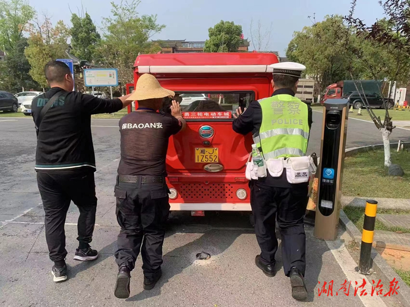 常德桃花源：岔路口車輛“罷工” 交警暖心幫助脫困