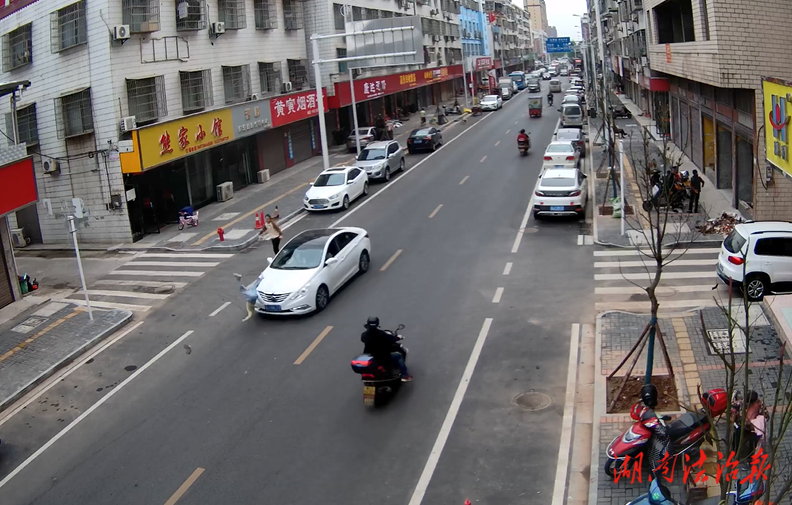 出行切記守交規(guī)！安鄉(xiāng)一女孩橫穿馬路被撞