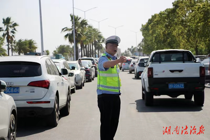 常德公安交警打造平安暢通和諧“五一”交通