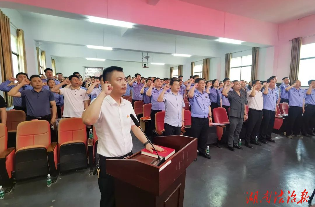弘揚”五四精神  向憲法莊嚴宣誓  ——屈原管理區(qū)政法系統(tǒng)“五四表彰”暨廉政教育主題大會召開