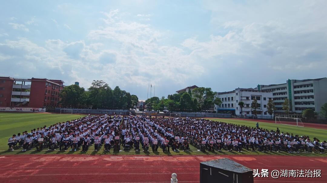 與法同行 不負(fù)青春——醴陵市人民檢察院組織青年干警送法進校園