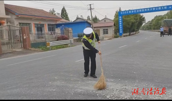 安鄉(xiāng)：碎石灑落留隱患 交警及時(shí)清理護(hù)安全