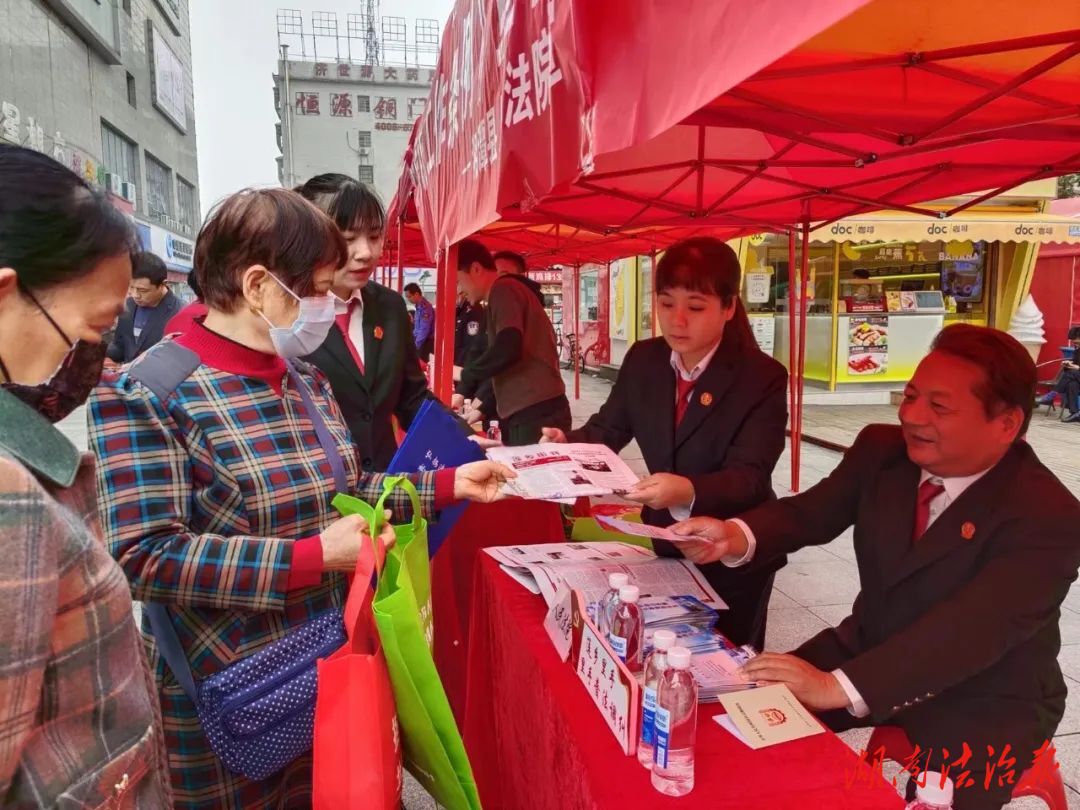 湘潭縣法院積極參加《信訪工作條例》實(shí)施一周年宣傳活動(dòng)