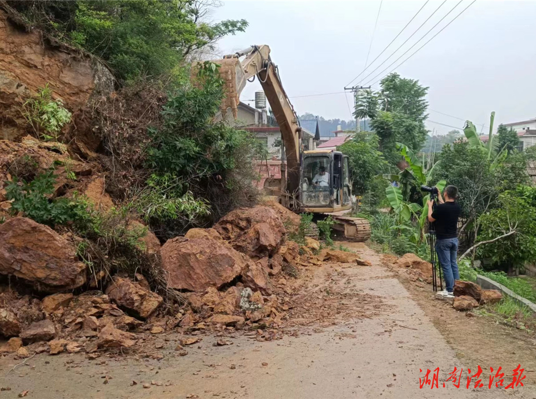 新邵县公路建设养护中心：暴雨导致山体塌方 部门联合抢修保畅