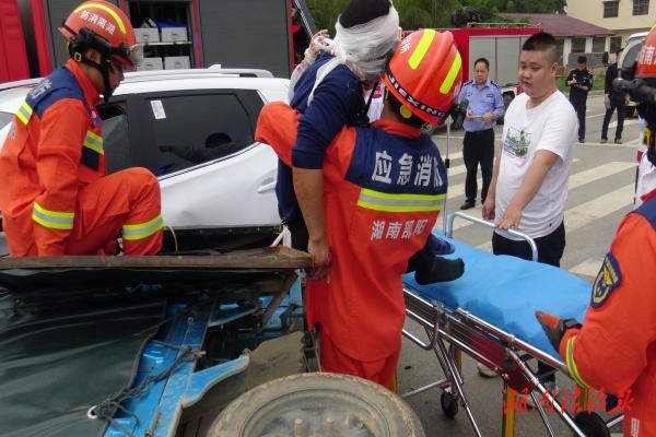 小車與三輪車相撞，洞口消防暖心救援