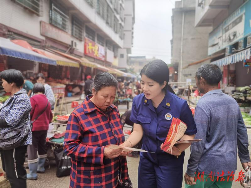 洞口消防菜市場(chǎng)蹲點(diǎn)宣傳 走進(jìn)“人間煙火氣”送平安