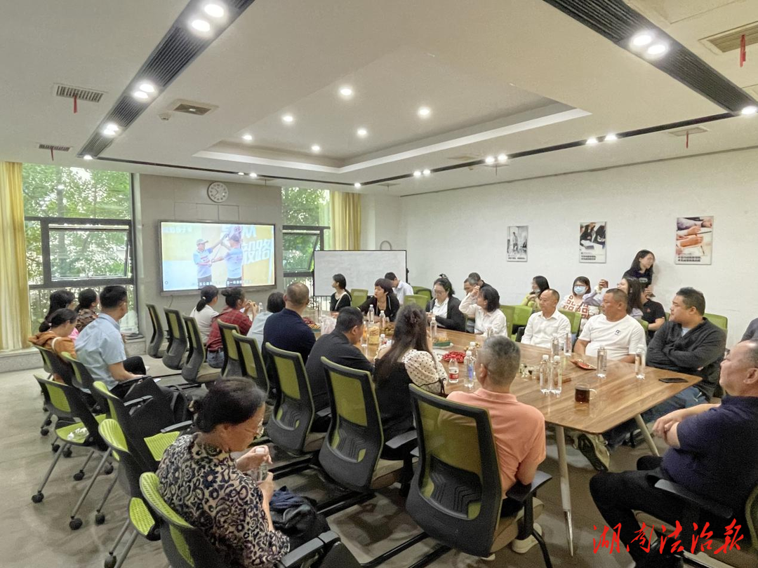 荷塘區(qū)舉辦“智賦百企”中小企業(yè)數(shù)字化轉(zhuǎn)型服務行動萬利隆湘潭總部研學考察活動
