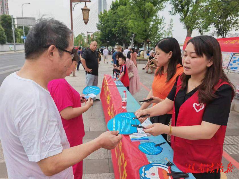 桃花侖街道辦事處：防騙“警”囊送上街共筑全民“反詐防線”