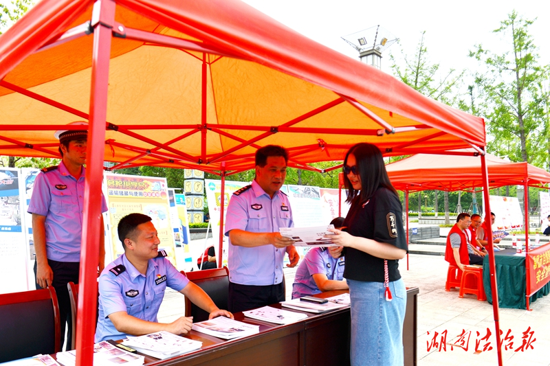 常德市“安全生產(chǎn)月”啟動交警部門開展交通安全宣傳