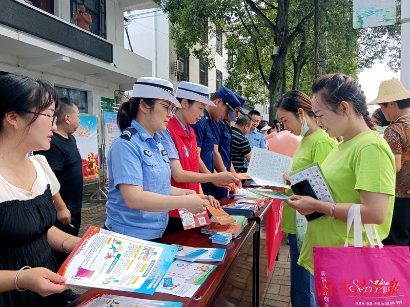 常德桃花源交警開展“安全生產(chǎn)月”主題宣傳活動