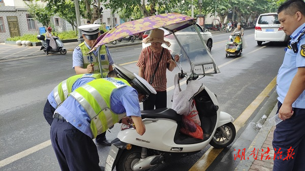 安鄉(xiāng)交警：傘棚拆除成效初顯 輕裝出行路凈人安