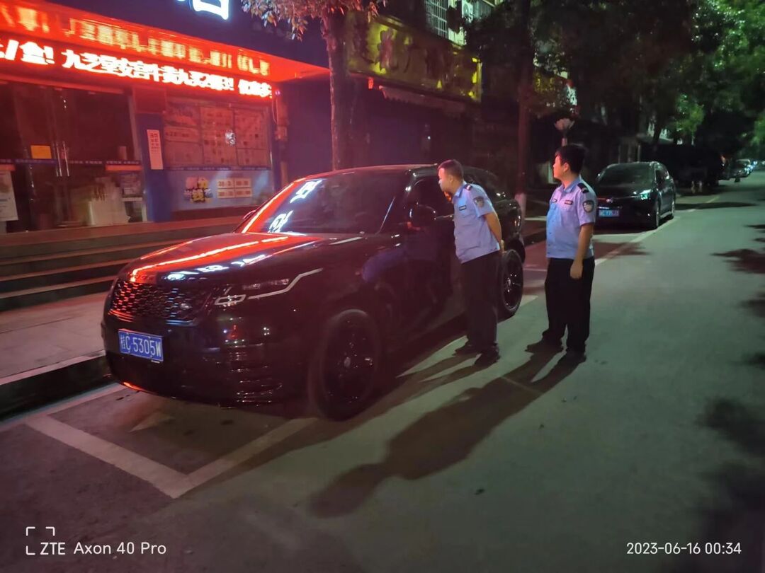巡邏發(fā)現(xiàn)空窗小車 民警細(xì)心守護(hù)提醒車主