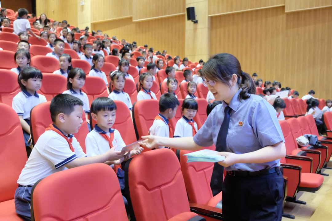 渌口检察：同学们收到了法治副校长的禁毒法治大礼包