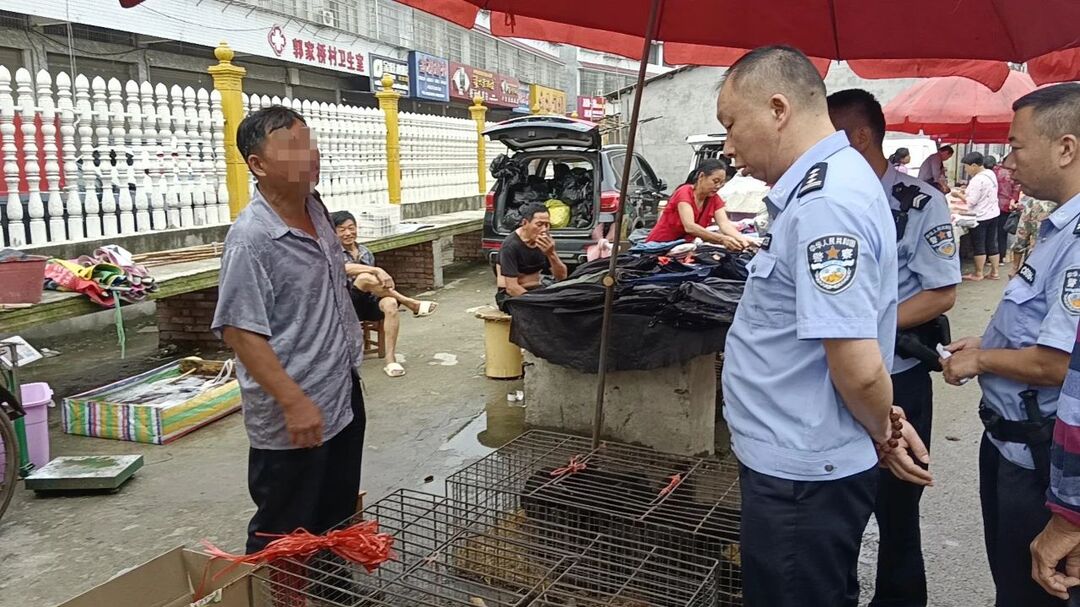 優(yōu)化營商環(huán)境|梅林橋派出所：民警“逛”集市 傾心護(hù)平安