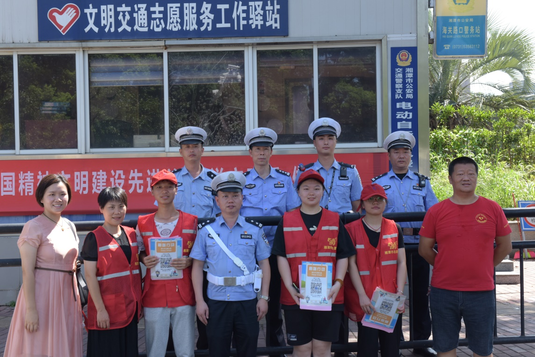 戴盔行動|湘潭公安交警攜手交通志愿者開展“一盔一戴”交通秩序整治和交通文明勸導(dǎo)