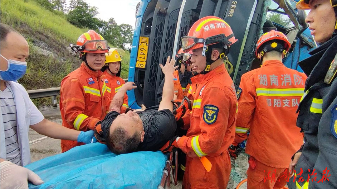 掛式貨車高速側(cè)翻   駕駛員受傷被困——邵東大隊(duì)緊急救援