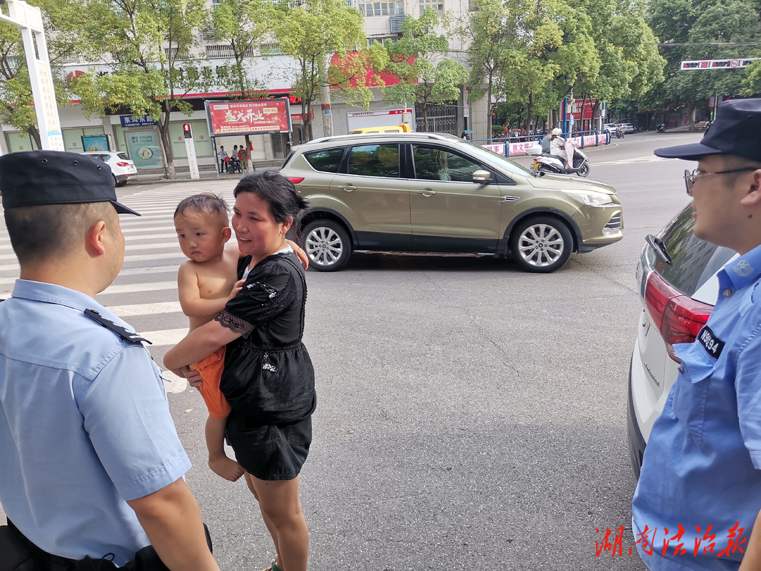 萌娃走失，警察蜀黍變身“最帥奶爸”獲群眾點贊