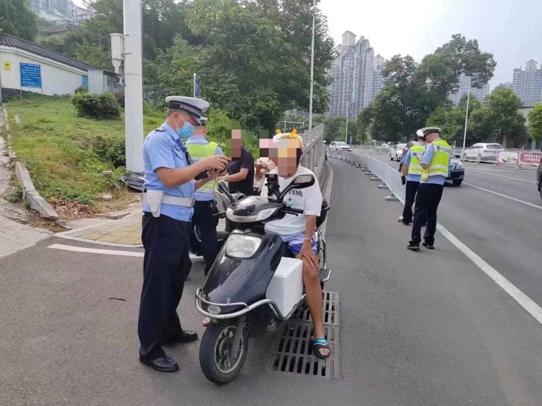 推進(jìn)夏季治安戰(zhàn)高溫斗酷暑，湘潭公安交警持續(xù)打擊整治行動(dòng)