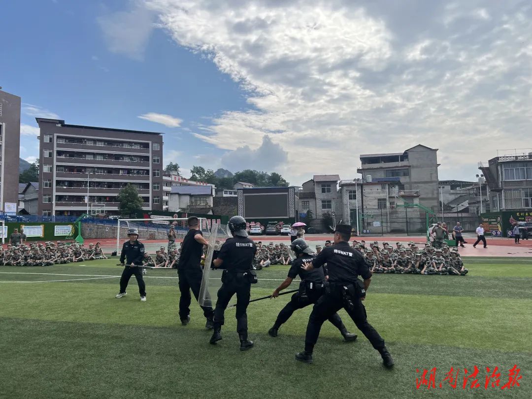 軍訓(xùn)+反恐防暴演練，上好“安全第一課”！