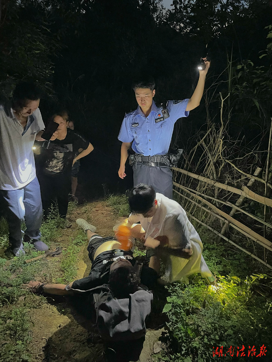 游客脫水夜困深山，桃源民警化身“秋名山車神”馳援