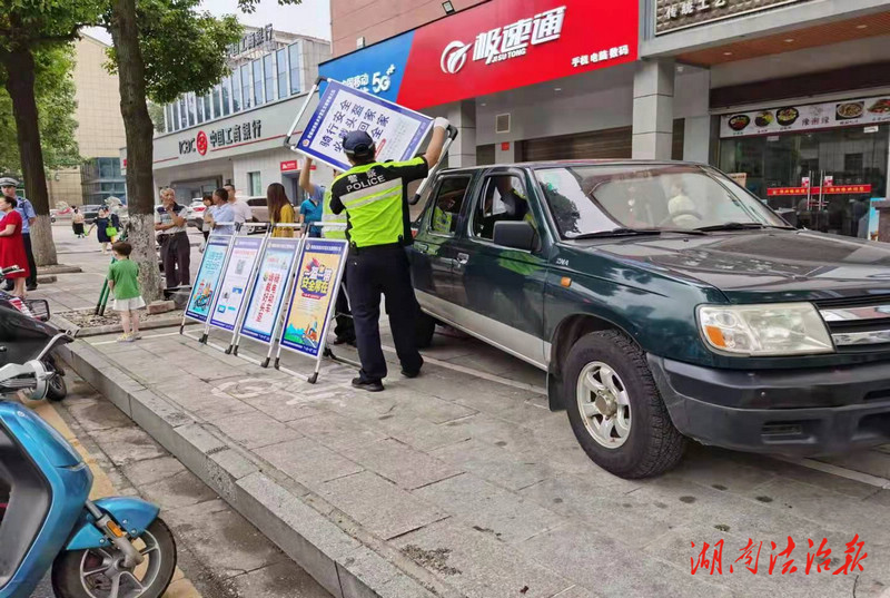 常德經(jīng)開區(qū)交警開展夏季道路交通安全宣傳活動