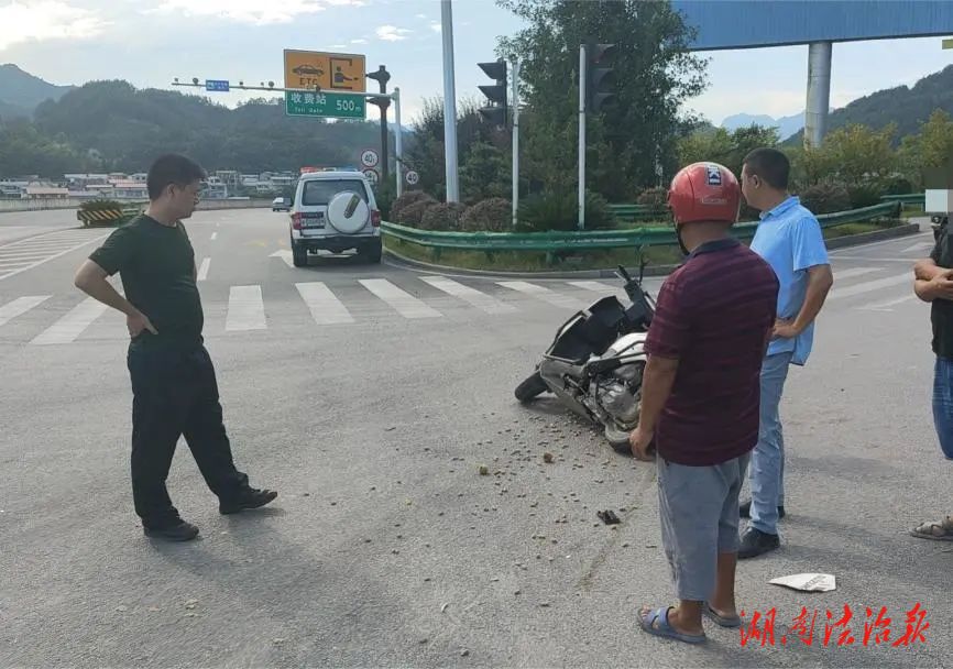 路遇車禍果斷出手相助，他們好樣的!