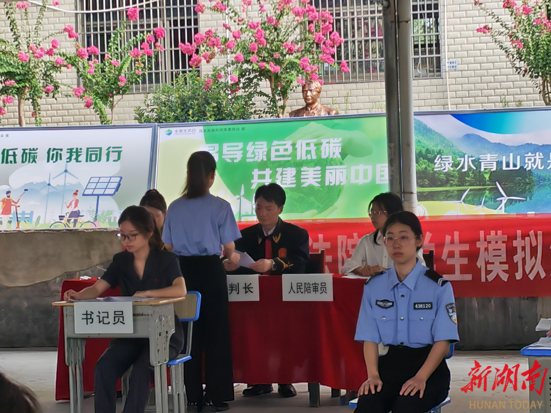 醴陵市普法辦組織大學(xué)生志愿者“送法下鄉(xiāng)”