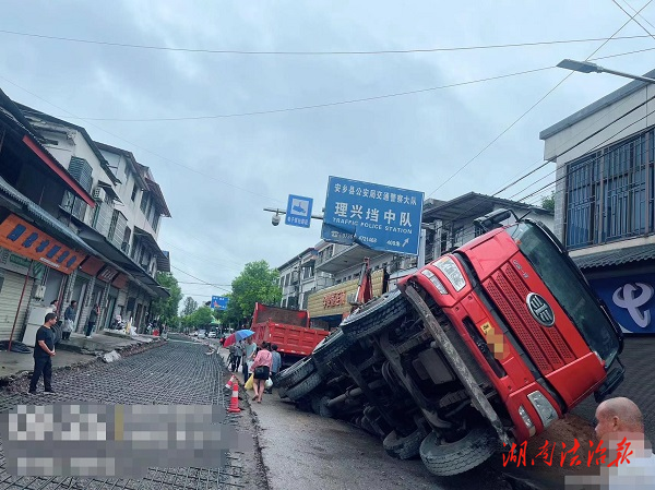 貨車側(cè)翻路面擁堵 安鄉(xiāng)交警冒雨快速疏導(dǎo)