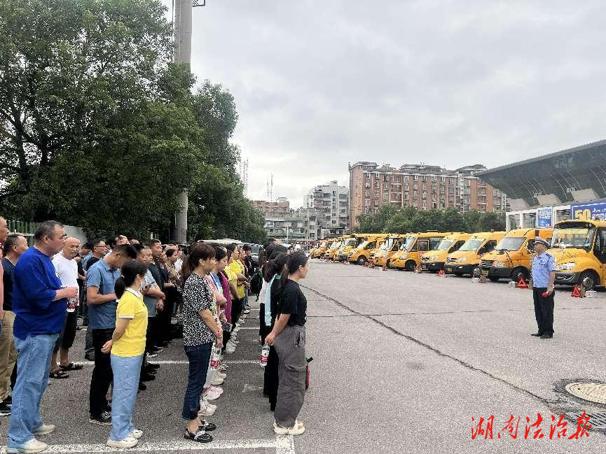 湘潭岳塘交警開展秋季校車安全大檢查 擰緊校車“安全閥”