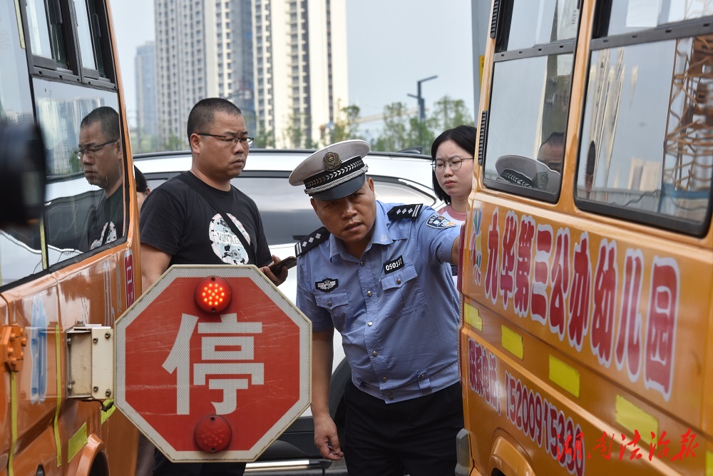 湘潭公安交警開展校車安全大檢查