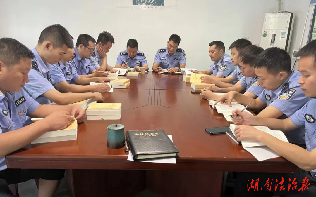 漣源市公安局六畝塘派出所黨支部開展《習(xí)近平著作選讀》系列讀書會主題黨日活動