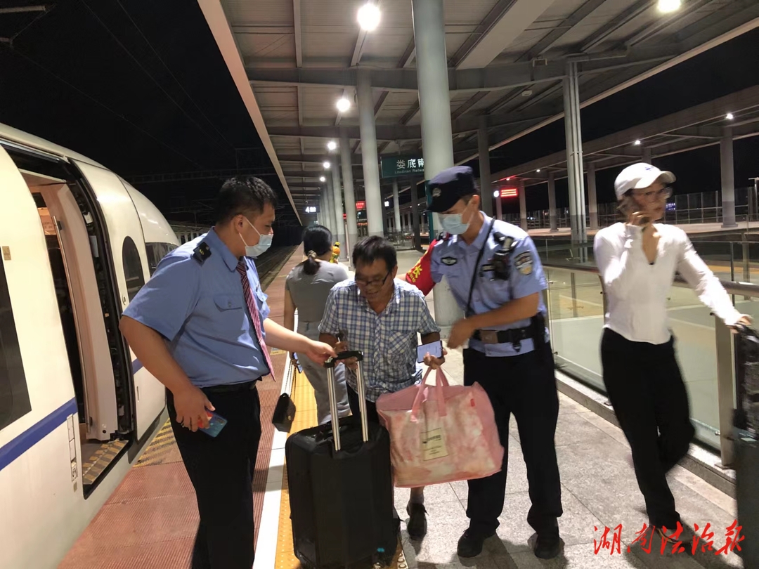 一旅客因痛風(fēng)乘車不便，鐵警與列車員暖心幫助